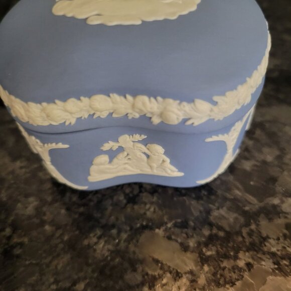 Vintage Wedgwood Blue Jasperware Trinket Box Heart Shaped Cherub Design 3" - Picture 11 of 16
